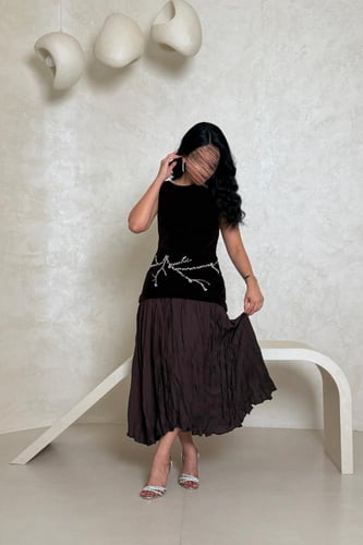 فستان بني مخملي بتطريز لؤلؤي وحزام ذهبي