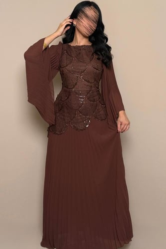 فستان بني أنيق بتطريز لامع وقصة راقية