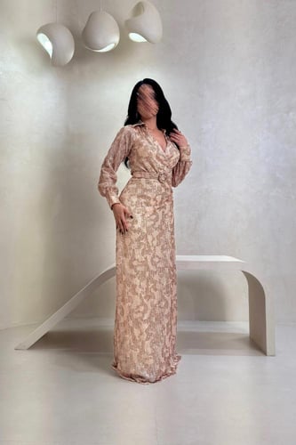 فستان ذهبي بكم طويل وتطريز لامع مع حزام خصر