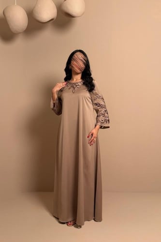 جلابية بيج فاتح بأكمام مطرزة أنيقة