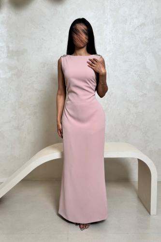 فستان وردي فاتح بتصميم ناعم بقصّة مستقيمة