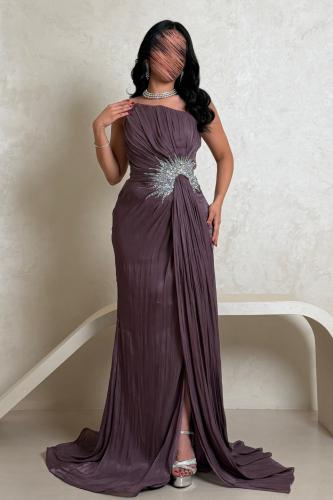 فستان بنفسجي لامع بتصميم فاخر وتطريز كريستالي