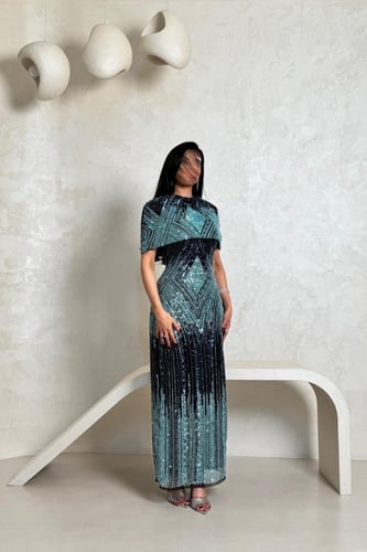 فستان تركوازي مطرّز بالترتر مع قطعة فخمة