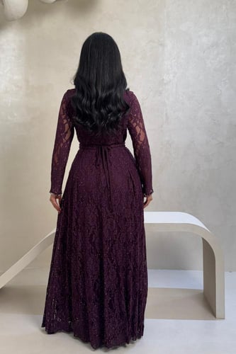 فستان بنفسجي دانتيل بأكمام طويلة وتفاصيل مطرزة مع...