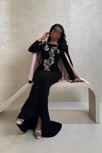 فستان أسود بتطريز زهور أنيق