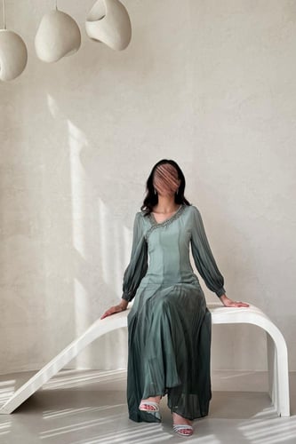 فستان زيتي فاتح بأكمام منفوخة وتطريز ناعم عند اليا...