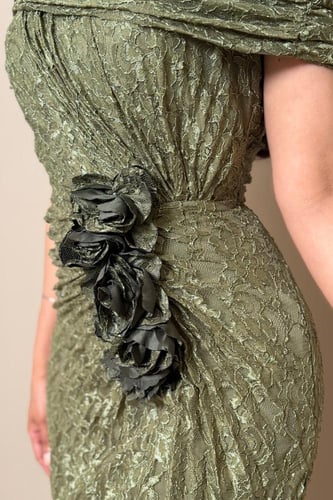 فستان سهرة دانتيل اخضر بكسرات جانبية وورود بارزة