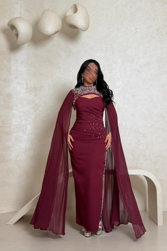 فستان سهرة عنابي مطرز بالخرز مع أكمام شيفون واسعة