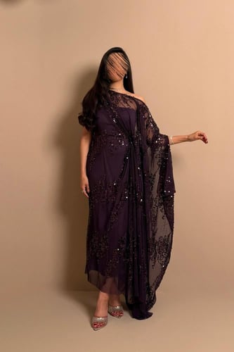 جلابية بنفسجية أنيقة بتفاصيل راقية وقصة انسيابية