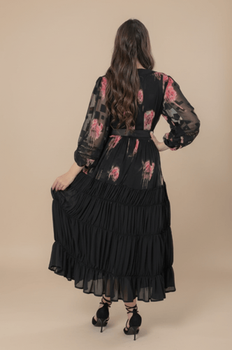 فستان ميدي ملون بطبعات ورود وكسرات من الاسفل