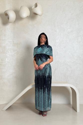 فستان تركوازي مطرّز بالترتر مع قطعة فخمة