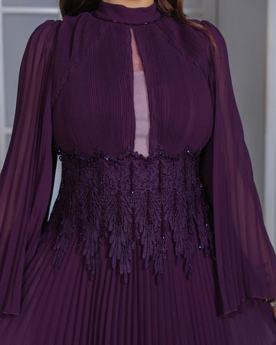 فستان بنفسجي مطرز بتصميم ملكي وأكمام واسعة
