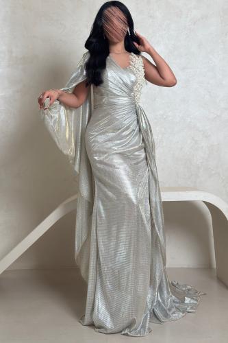 فستان فضي لامع بتصميم كتف واحد وتطريز لؤلؤي فاخر