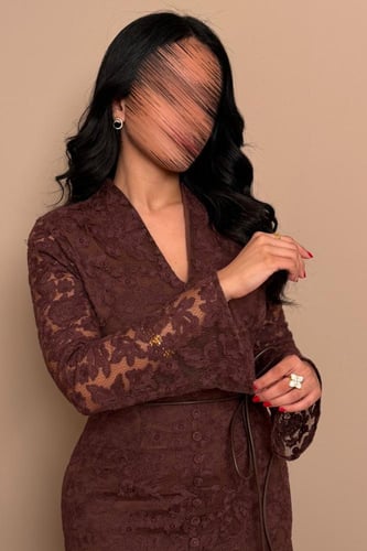 فستان دانتيل بني بحزام خصر