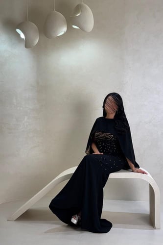 فستان أسود فاخر بتطريز ذهبي وقطعة خارجية أنيقة