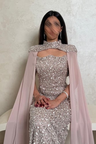 فستان فضي مطرّز بالكامل مع وشاح شيفون بلون لحمي