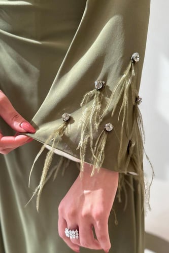 فستان سهرة زيتي بأكمام مفتوحة وتطريز لؤلؤي