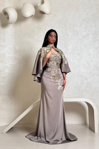 فستان بيج رملي بتطريز ذهبي فاخر وتصميم أنثوي راقٍ