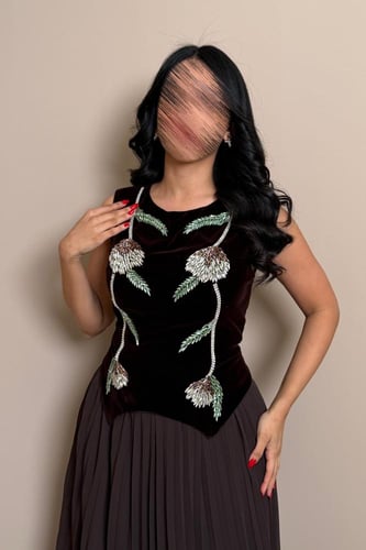 فستان بني بتفاصيل مطرزة أنيقة من مليحة