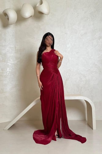 فستان احمر بتصميم كسرات وقصة كت فاخرة