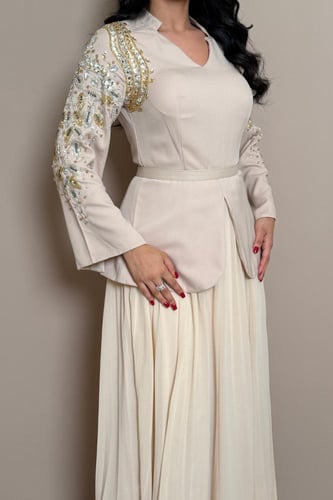 فستان بيج أنيق بتفاصيل راقية من مليحة