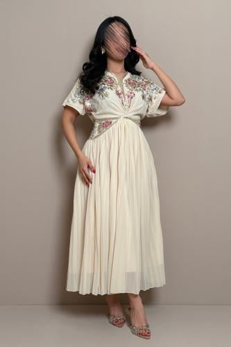 فستان سكري مطرز بتفاصيل وردية ولمسات ذهبية