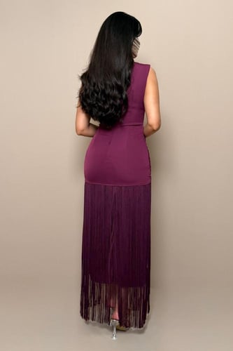 فستان سهرة بنفسجي بتفاصيل كريستالية وأهداب أنيقة