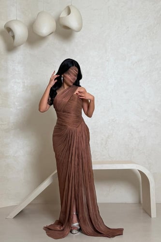 فستان بني بتصميم كسرات وقصة كت فاخرة