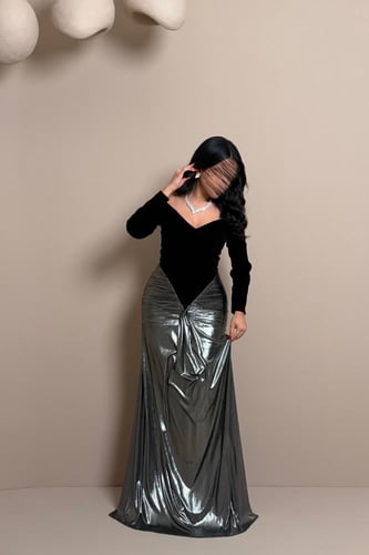 فستان سهرة أسود وفضي بتصميم أنيق من مليحة
