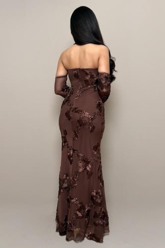 فستان بني بتطريزات بارزة وقصة أنثوي