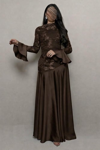 فستان بلون بني فخم بتفاصيل ورد ساتان بارزة