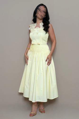 فستان أنثوي بتصميم راق يجمع بين النعومة والفخامة