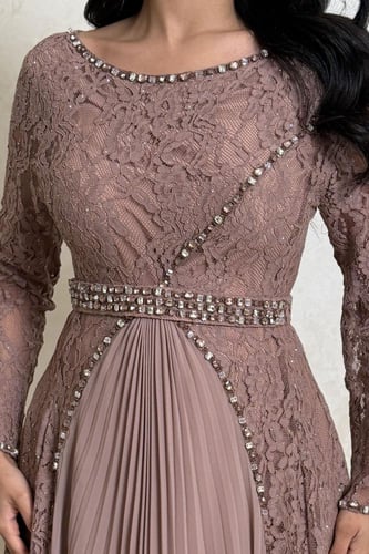 فستان وردي نود بدانتيل وكسرات حريرية