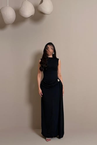 فستان اسود بقصة مستقيمة وتفصيل جانبي ناعم