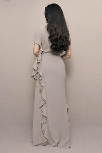 فستان بلون ترابي بتفاصيل كشكش جانبية ووردة مطرزة أ...