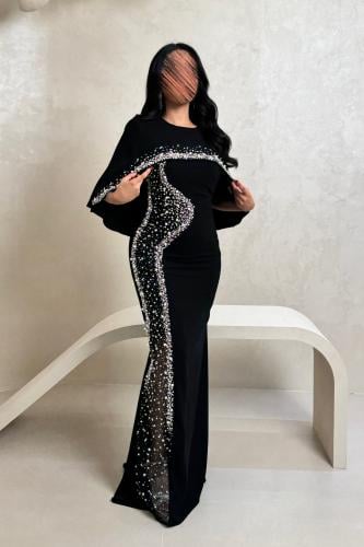 فستان أسود بتطريز لؤلؤ وتفاصيل شفافة