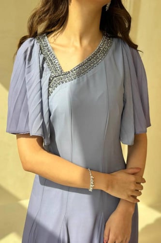 فستان بنفسجي متدرج بأكمام كشكش وتطريز ناعم