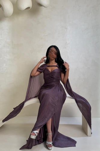 فستان بنفسجي بتصميم كسرات مع كاب شفاف