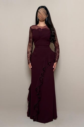 فستان سهرة عنابي غامق دانتيل بقصة كشكش جانبي