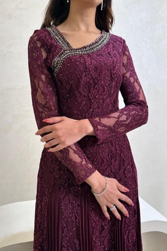فستان دانتيل عنابي بأكمام طويلة وتطريز لامع