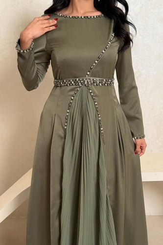 فستان زيتي فاخر بتفاصيل لؤلؤية عند الخصر وياقة مست...