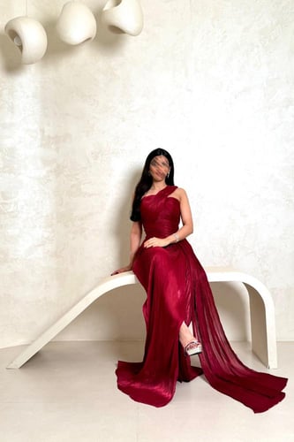 فستان احمر بتصميم كسرات وقصة كت فاخرة