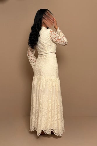 فستان اوف وايت أنيق بتفاصيل دانتيل