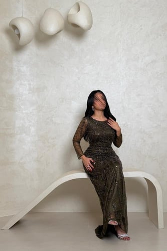 فستان زيتي مطرّز بتفاصيل براقة