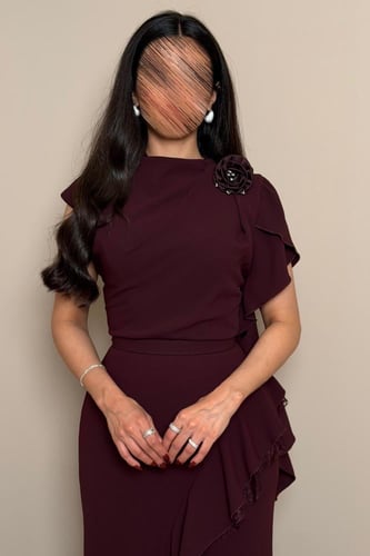 فستان عنابي بتفاصيل كشكش جانبية ووردة مطرزة أنيقة