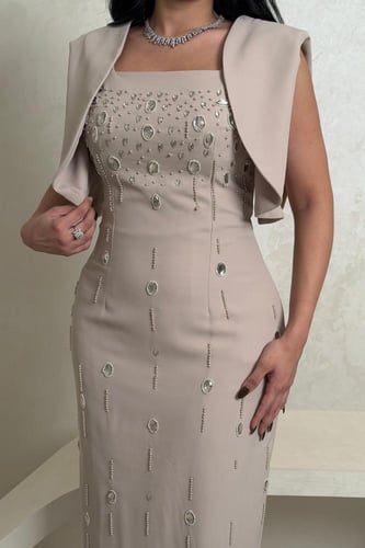 فستان بيج مطرّز بكريستالات بتصميم أكمام أنيق