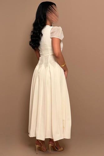 فستان أوف وايت أنيق بتصميم ناعم وقصة أنثوية