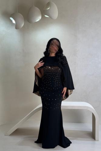فستان أسود فاخر بتطريز ذهبي وقطعة خارجية أنيقة