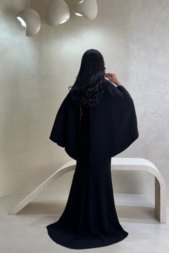 فستان أسود فاخر بتطريز ذهبي وقطعة خارجية أنيقة