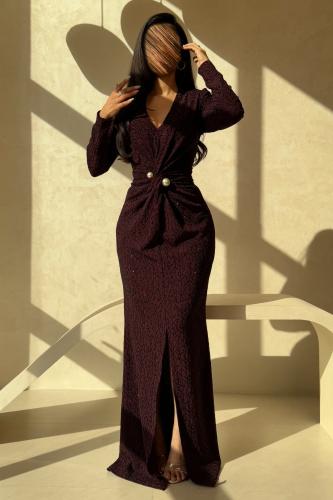 فستان عودي بتصميم كسرات مع زر لؤلؤ فاخر